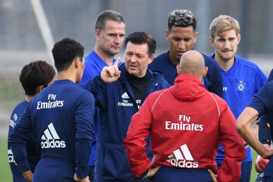 HSV-Trainer Christian Titz (Mitte) spricht mit zu seinem Team während des Trainings.