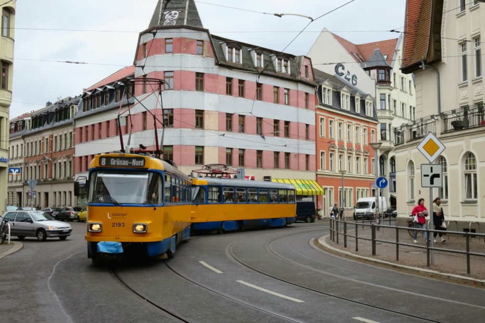 Der Wagen des 83-Jährigen landete im Gleisbett. Der Straßenbahnverkehr in Richtung Lausen war zeitweise gesperrt (Symbolbild).