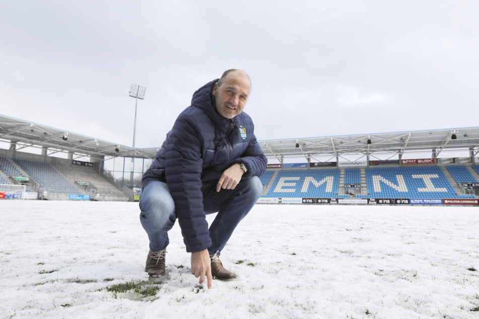 Sportvorstand Steffen Ziffert schaut skeptisch. Das schneebedeckte Spielfeld zeigte sich am Donnerstagmittag in keinem guten Zustand.