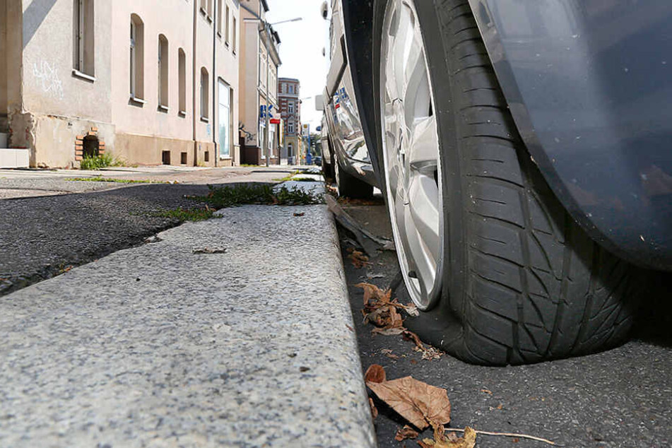 In der Frankenberger Straße wurden an fünf Autos die Reifen zerstochen.