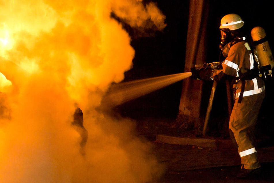 Die Feuerwehr konnte den Wagen nicht mehr retten. Das Fahrzeuginnere brannte komplett aus. (Symbolbild)