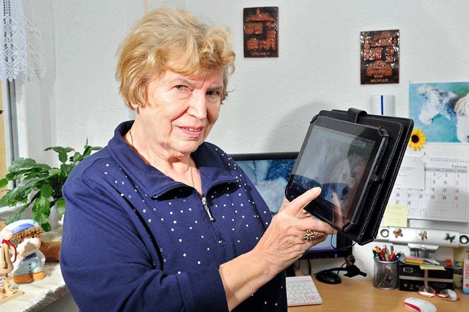 Brigitte Ekhardt (76) ist mit dem Tablet auf dem Stand der Technik.