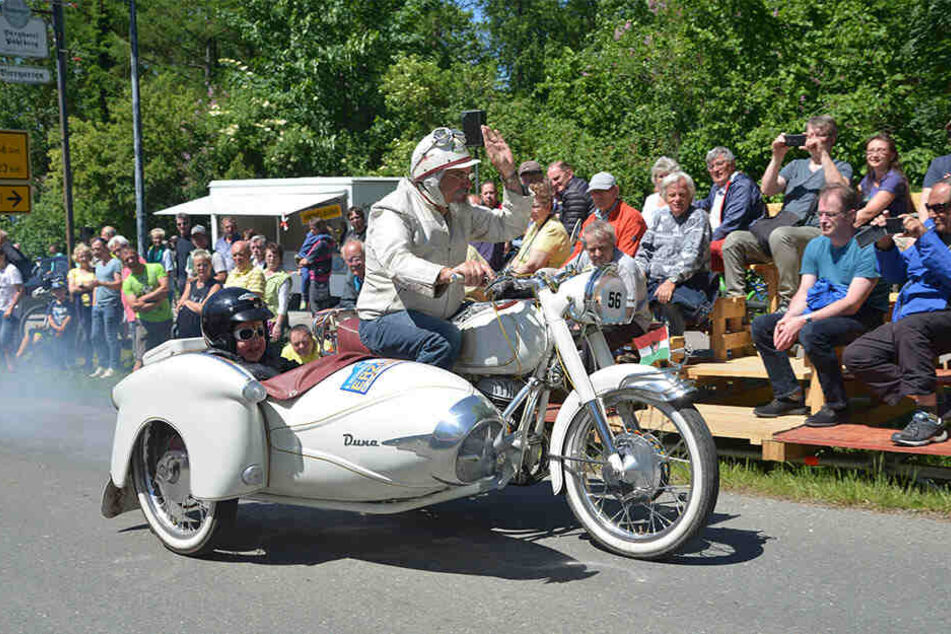 Jung und alt vereint: Auch eine "Duna" mit Beiwagen der ungarischen Motorradmarke "Pannonia" war beim Pöhlbergpreis mit dabei.