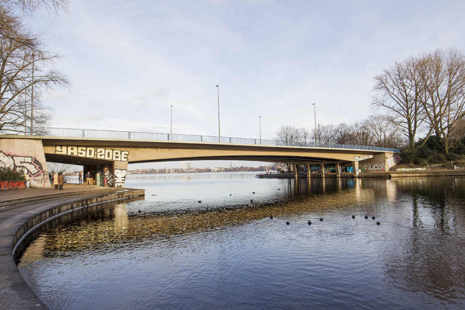 Unter der Kennedybrücke in Hamburg wurde am Sonntagabend ein 16-Jähriger getötet.