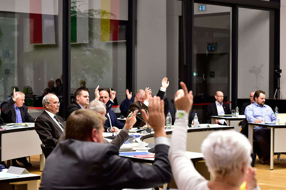 Die Stadträte stimmten außerdem mit großer Mehrheit für den Erhalt der
Freibäder.
