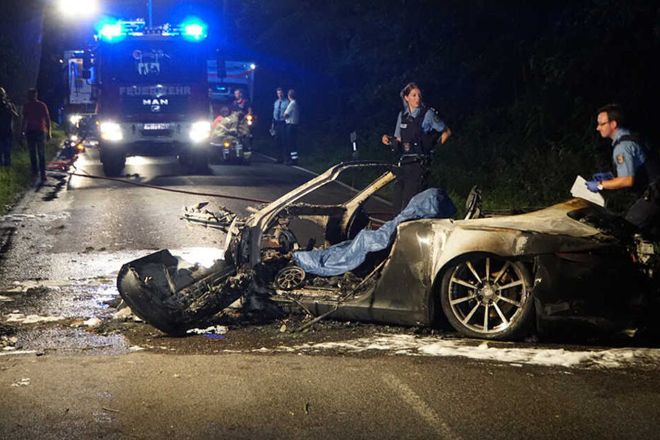Die Polizei untersucht die Unfallstelle und das Fahrzeug nach möglichen Hinweisen.
