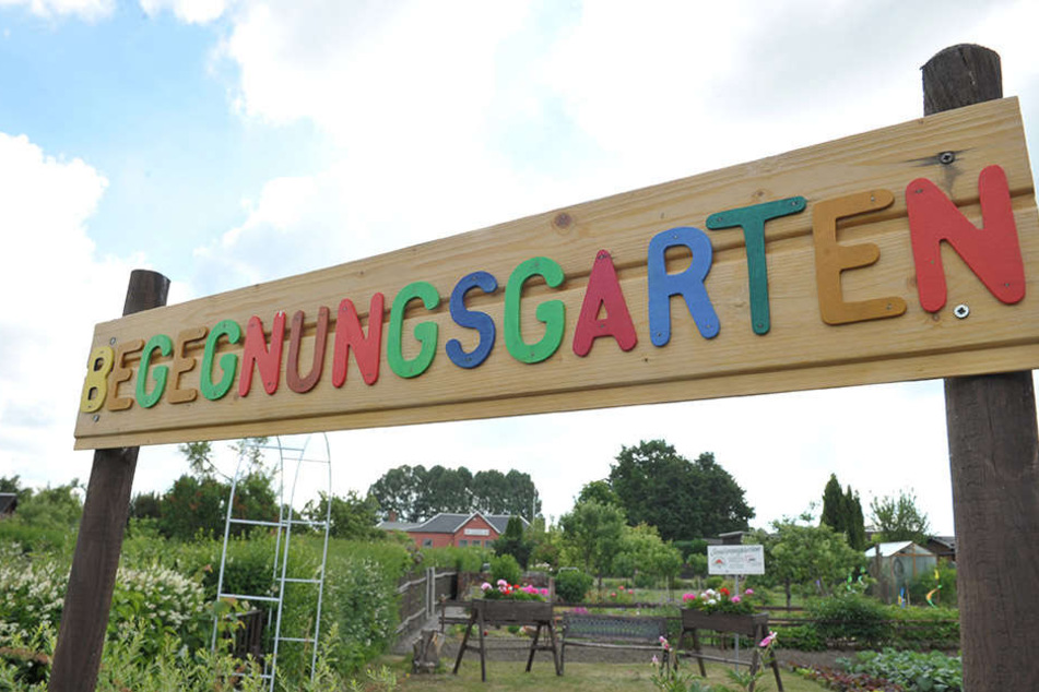Mit bunten Buchstaben lädt ein Schild zum Betreten des für Senioren umgestalteten Begegnungsgartens ein.