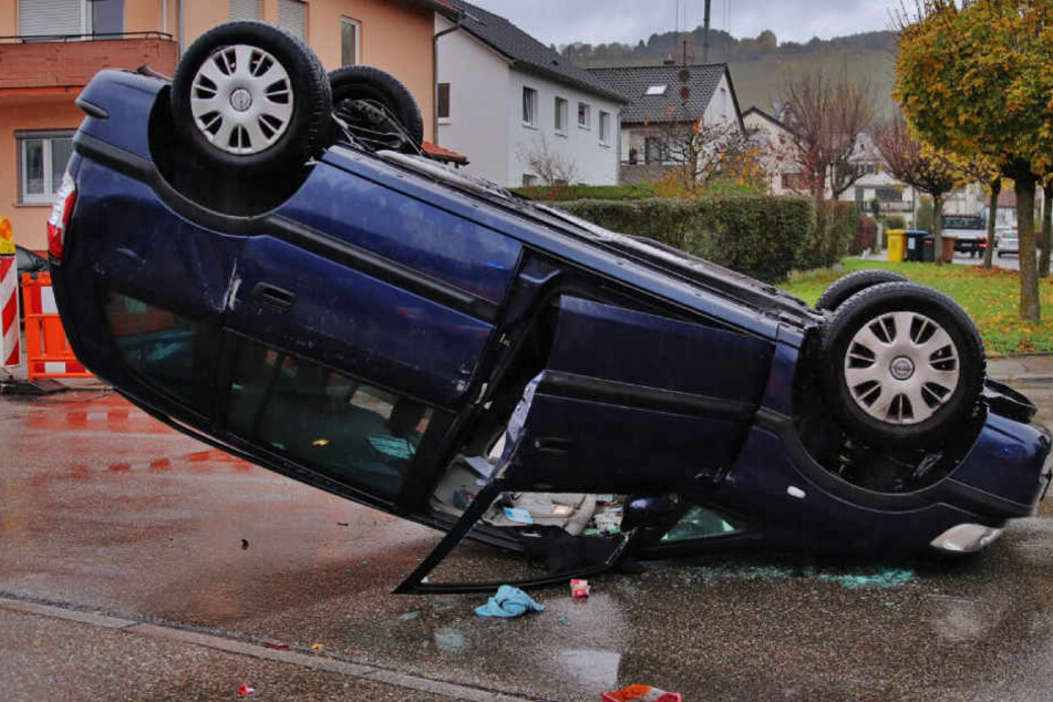 Bei dem Aufprall überschlug der Wagen und blieb auf dem Dach liegen.