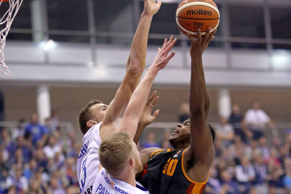 Neuzugang Joe Lawson (r.) zeigtegegen Gotha eine starke Leistung. Erholte zehn Punkte und zehn Rebounds.