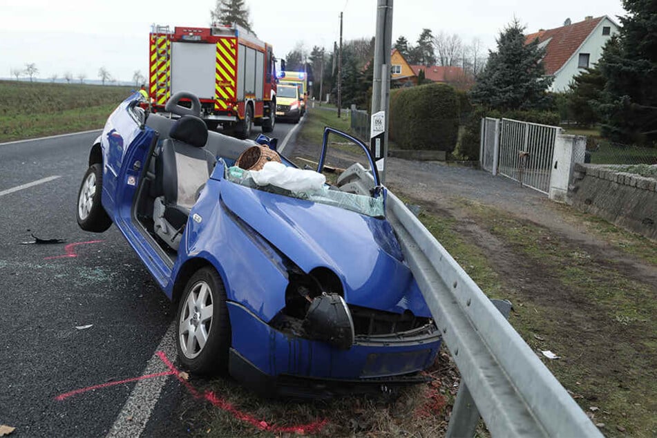 Die Unfallfahrerin musste von der Feuerwehr aus ihrem Auto befreit werden.