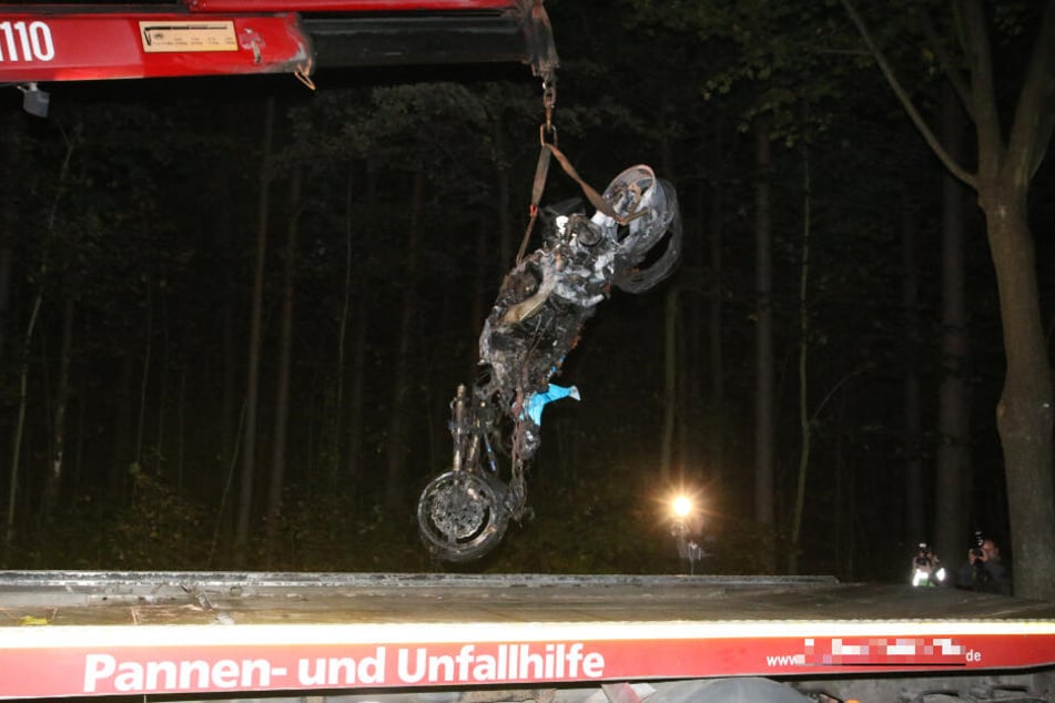 Ein Passant entdeckte das Wrack am Sonntagabend in Grünheide.