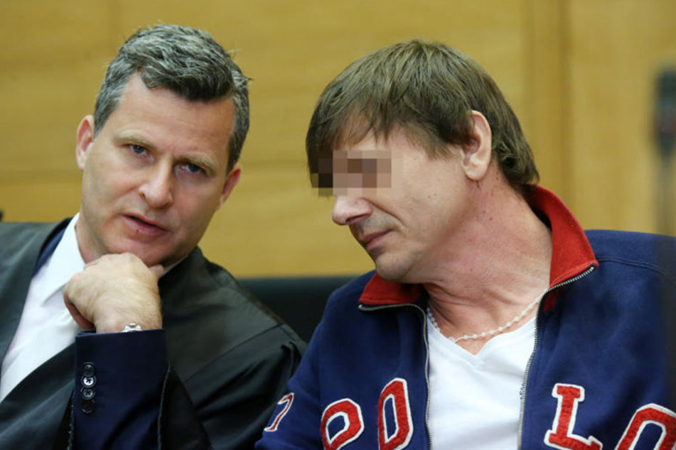 Anwalt Detlev Binder berät sich mit dem Angeklagten Artur T..