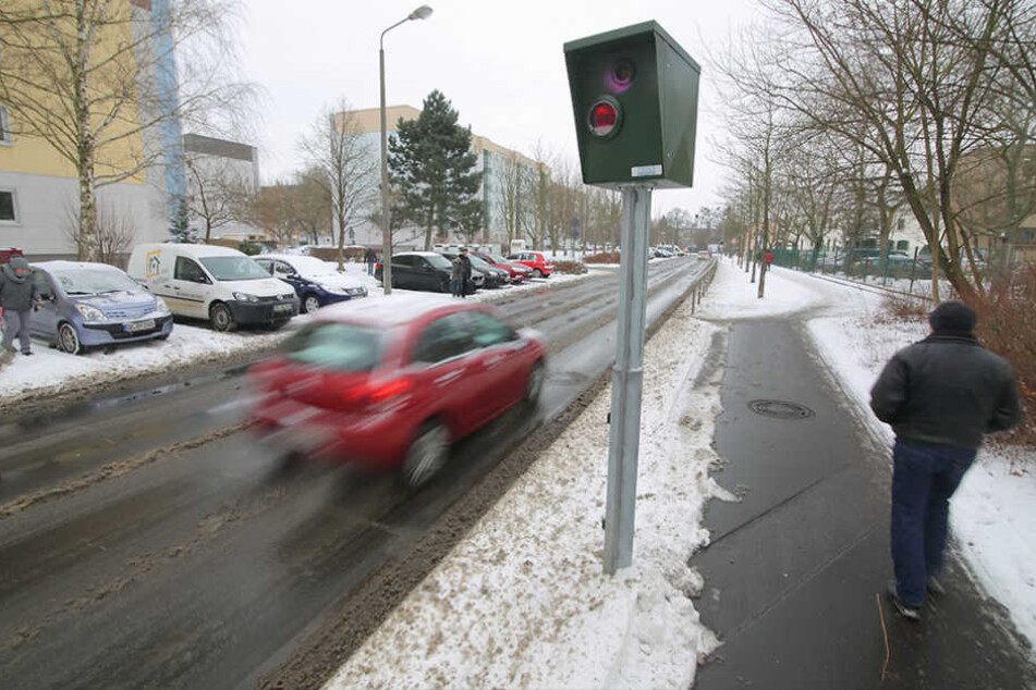 Seit Jahren steht der Blitzer an der Marienberger Straße in Seidnitz. Nico H.
aber war so überrascht vom Gerät, dass er dagegenrauschte.