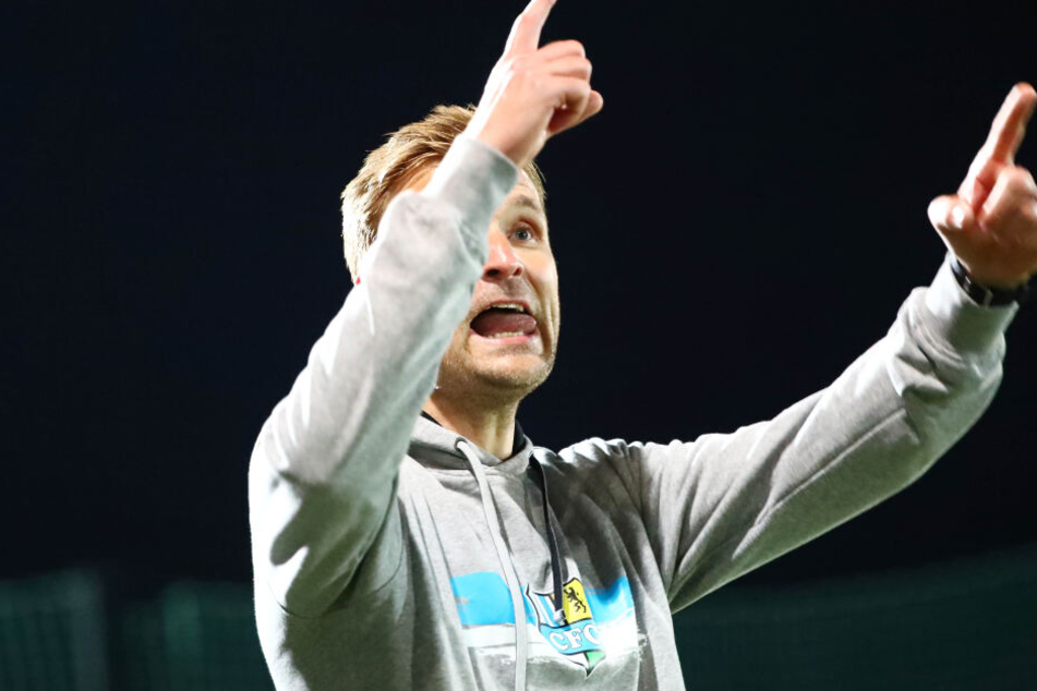 Zunge raus, Zeigefinger hoch: CFC-Trainer David Bergner wirkte während der Partie äußerst angespannt.