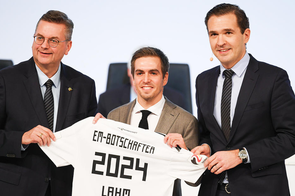 DFB-Präsident Reinhard Grindel (l.) und Generalsekretär Friedrich Curtius (r.) und EM-Botschafter Philipp Lahm hoffen auf den Zuschlag für Deutschland.