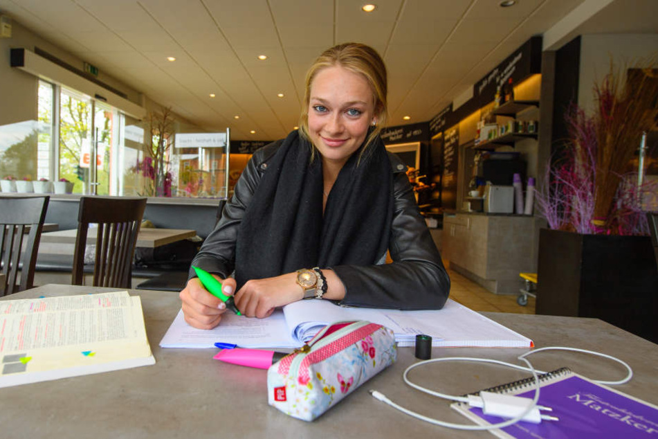 Studentin Dominika Strumilo lernt
in der Bäckerei Matzker für die anstehenden Prüfungen - und sieht dabei ganz
entspannt aus.