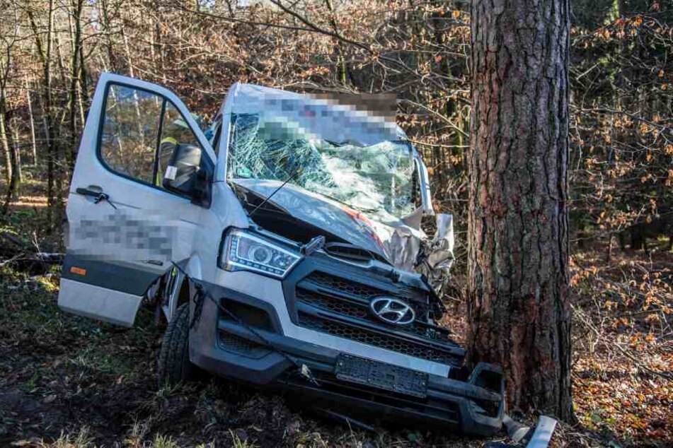 Der Transporter krachte mit voller Wucht gegen den Baum.