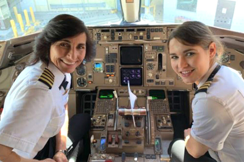 Wendy Rexon (links) und Kelly Rexon steuern gemeinsam eine Delta-Airlines-Maschine.