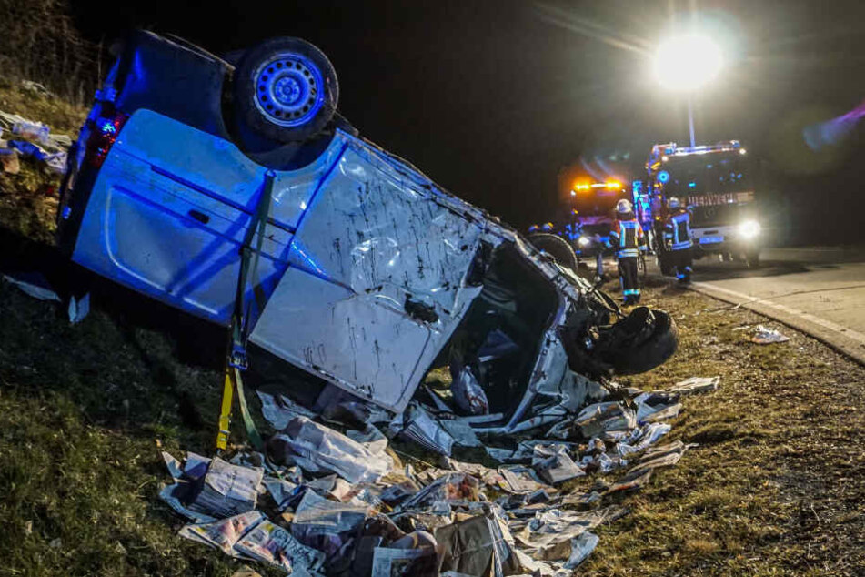 Die Feuerwehr befreite den Mann aus dem Auto, doch dieser stirbt noch an der Unfallstelle.