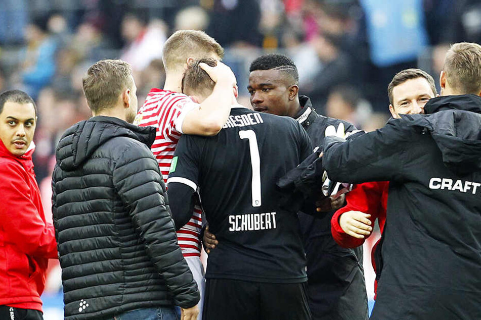 Sogar die Kölner Torschützen Simon Terodde und Jhon Cordoba trösteten nach dem 8:1 Dynamos Torwart Markus Schubert.