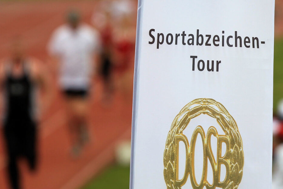 Ein Schild weist auf die Sportabzeichen-Tour hin.