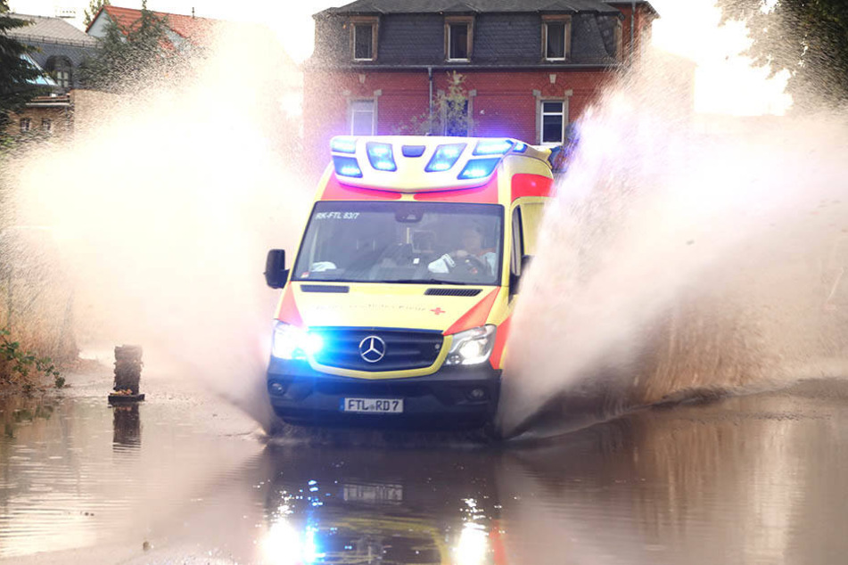 Auch ein Krankenwagen musste sich den Weg durch die Fluten bahnen.