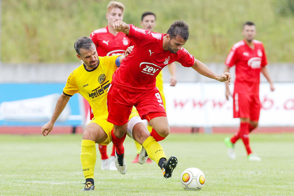 Florian Grossert (hinten) hakt und stochert erfolgreich gegen Fabian Eisele.