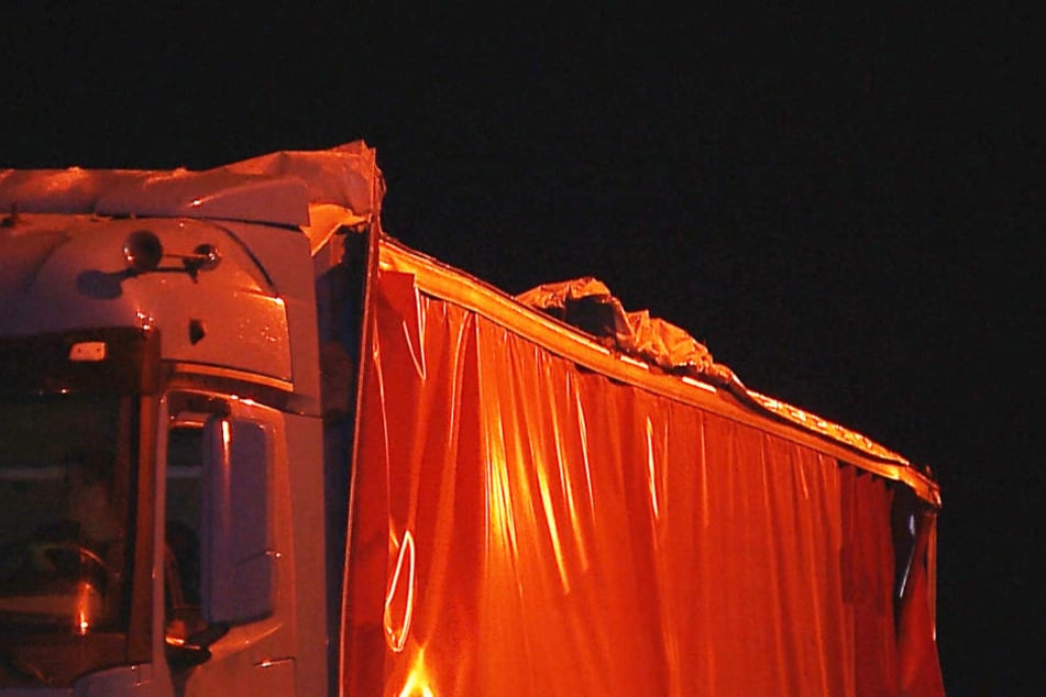 Der Lkw wurde bei dem Missgeschick schwer beschädigt.