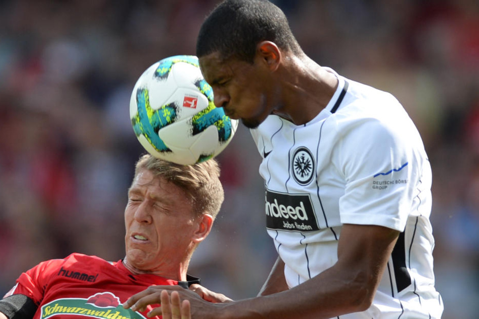 Mike Frantz (l) und Sebastian Haller (r) kämpfen um den Ball.