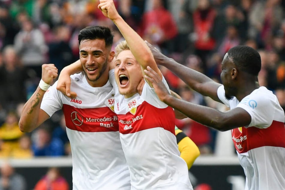Santiago Ascacibar (M) vom VfB Stuttgart jubelt nach seinem Tor zum 2:0 mit Nicolas Gonzalez (l.) vom und Orel Mangala (r.).
