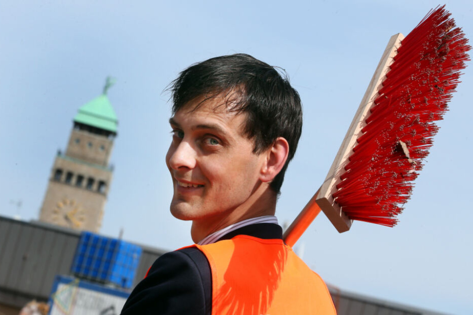 Martin Hikel (32, SPD), Neuköllns Bezirksbürgermeister, startet mit einem Straßenbesen den Frühjahrsputz rund um die Rollberg-Siedlung im Bezirk Neukölln. (Archivbild)