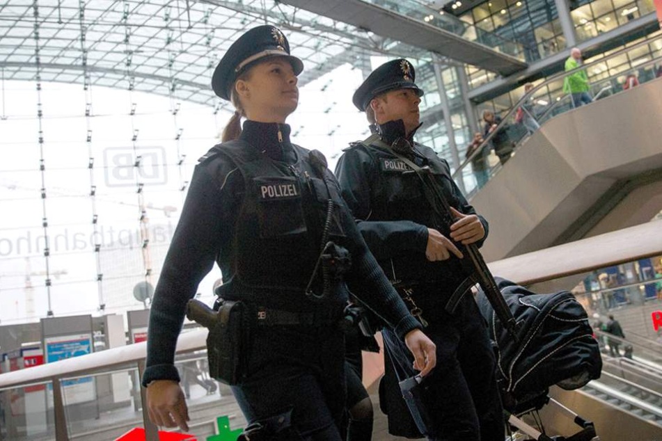 Polizisten am Berliner Hauptbahnhof. Das neue Klau-Phänomen spielt sich allerdings in den Zügen ab.