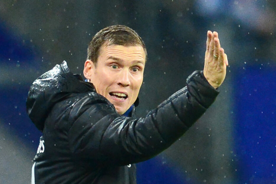Trainer Hannes Wolf gibt taktische Anweisungen.