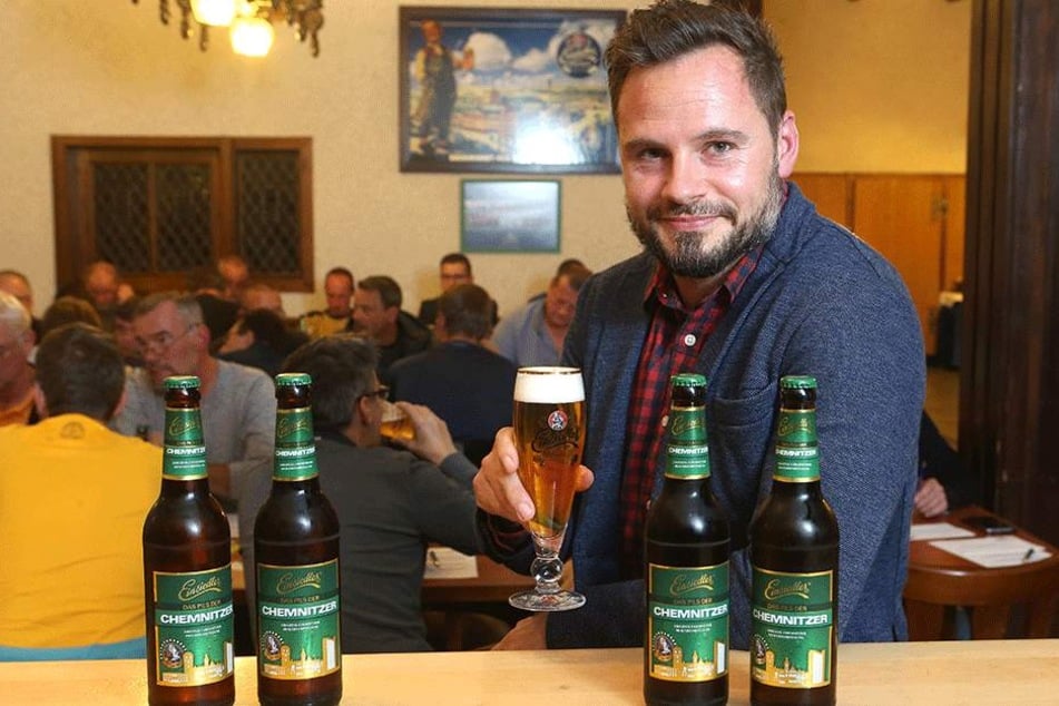 Einsiedler-Braumeister Sören Pitro (38) will‘s wissen: Wie soll das neue
„Pils der Chemnitzer“ schmecken? Rund
50 Bierliebhaber gaben Antwort.