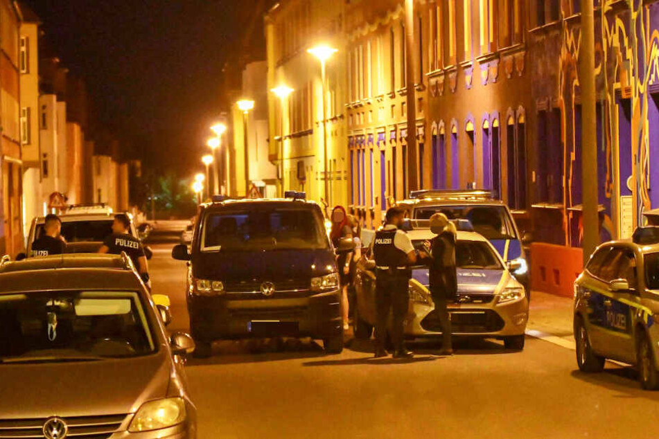 Die beiden jungen Männer hatten zuvor Streit mit Passanten auf der Straße angefangen.