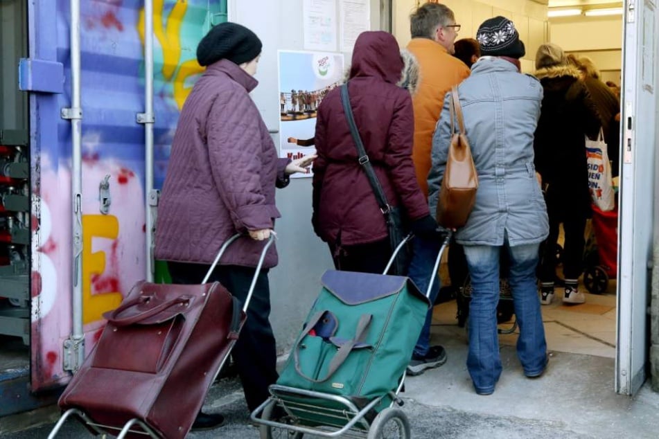 Hier holen sich Menschen an der Essener Tafel ihre Lebensmittel-Ration ab.