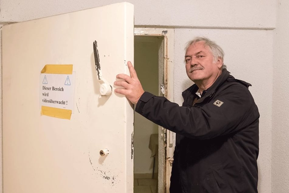 Klaus Ahnert zeigt, wie gut der Schützenclub geschützt ist.