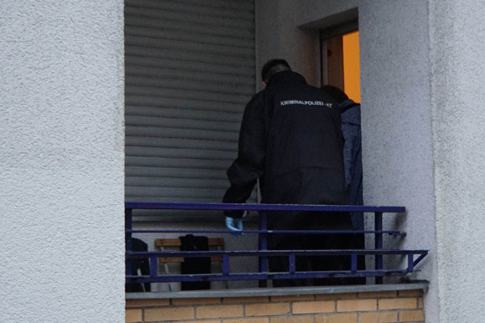 Beamte auf dem Balkon des 64-Jährigen.
