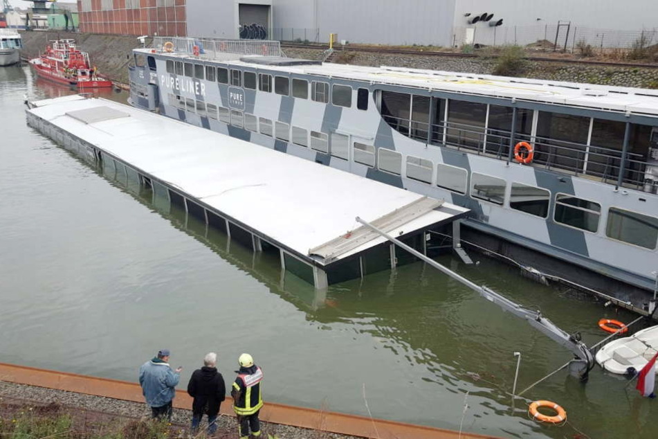 Es gucken nur noch die oberen Etagen des Schiffs aus dem Wasser.