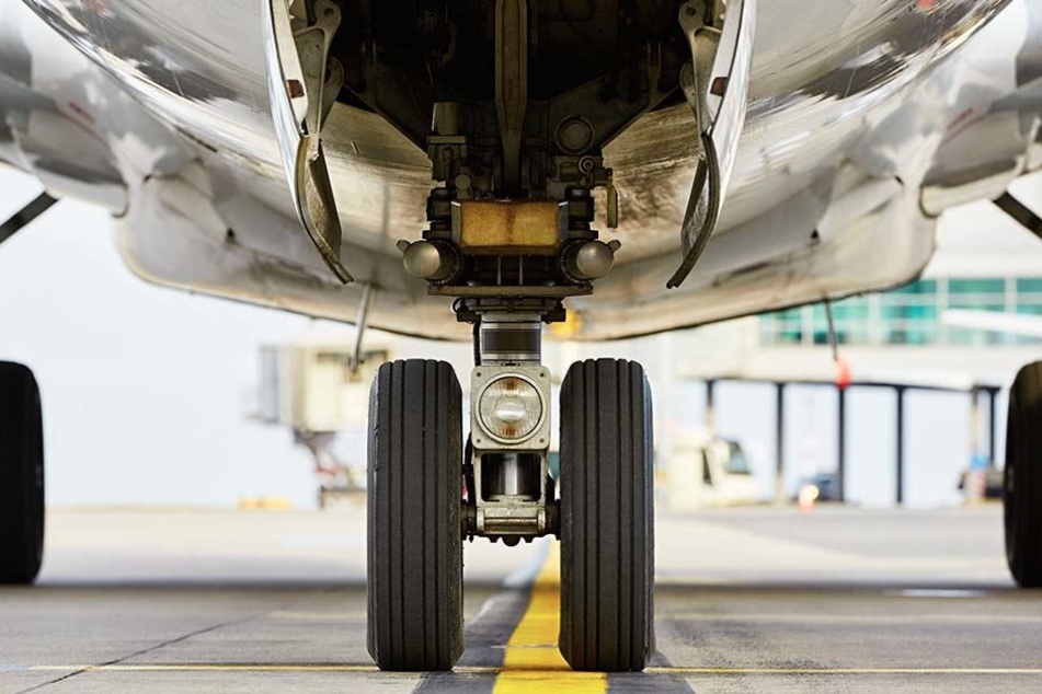 Kurz vor dem Start platzte aus bislang ungeklärten Gründen ein Reifen des Hauptfahrwerks. (Symbolbild)