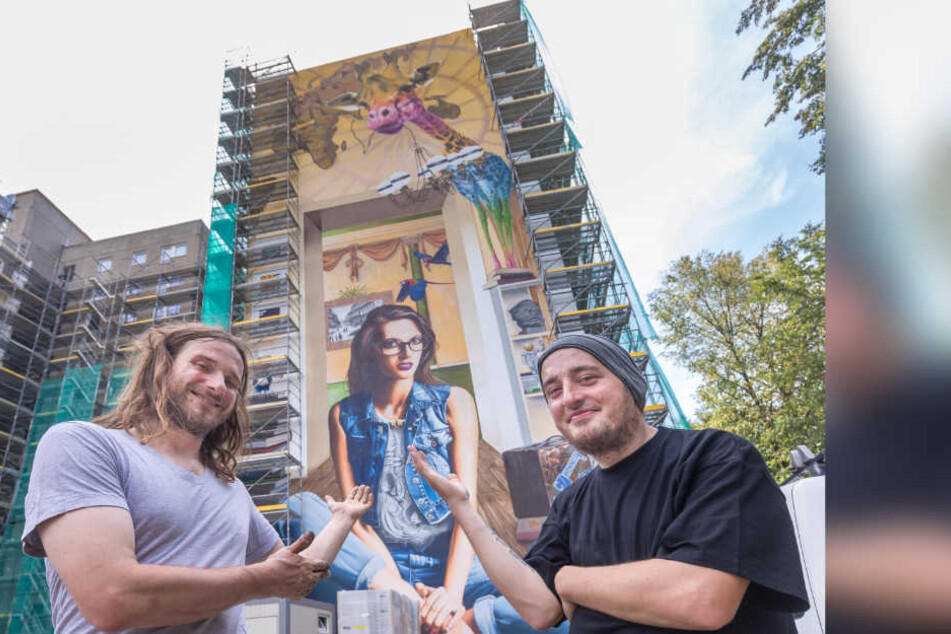 Rebel-Art-Künstler Guido Günther (29) und Markus Esche (35, r.) präsentieren das neue Wandbild am Hochhaus der Georgstraße 24/26.