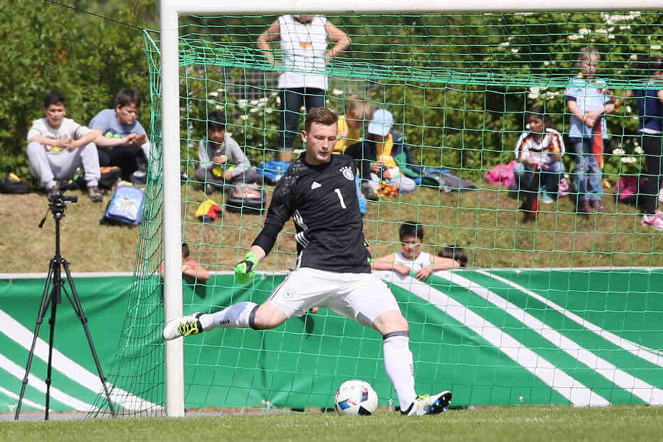 Arbeit statt frei. Als Trainingspartner der Profis ist Dynamo-Keeper Markus Schubert mit der "U 20"-Nationalmannschaft in Südtirol unterwegs.