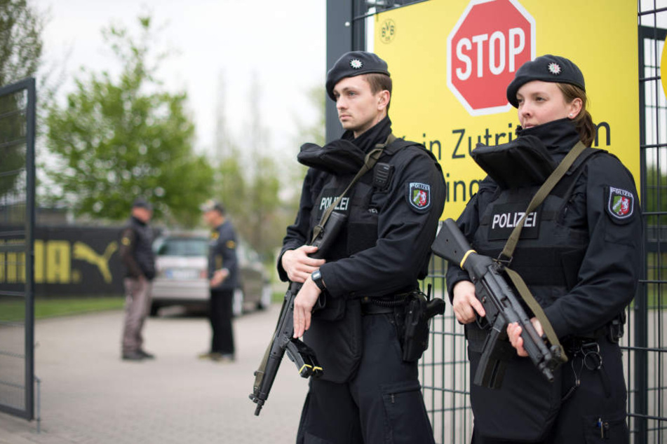 Die Polizei bewacht nach dem Anschlag das Trainingsgelände.