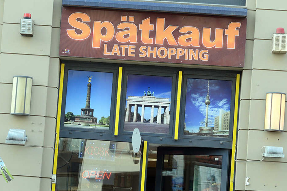 Die Täter konnten Bargeld und Zigaretten erbeuten und in unbekannter Richtung flüchten. (Symbolbild)
