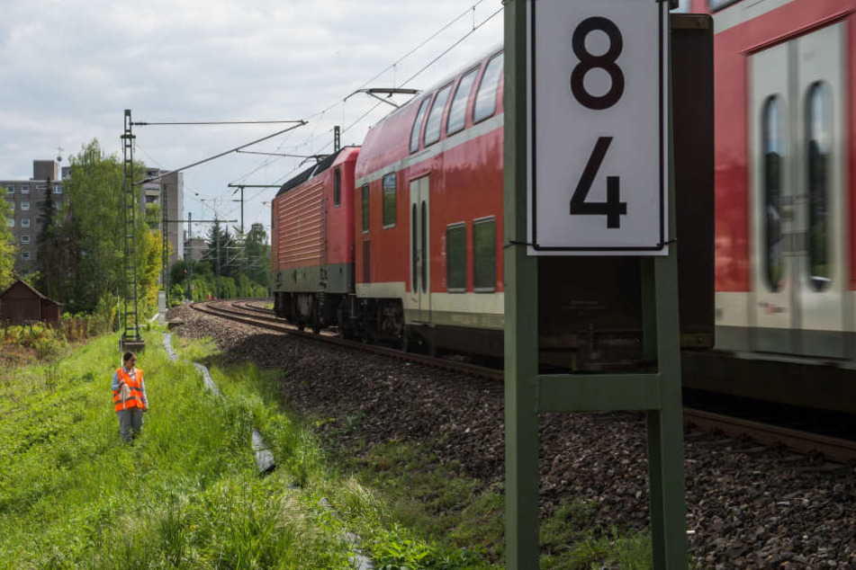 Eine brennende Lok behinderte am Freitagmorgen den Bahnverkehr. (Symbolbild)