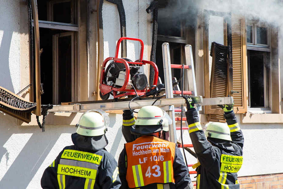 Die Feuerwehr verschafft sich Einstieg durch das Fenster.