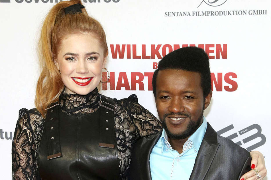 Palina Rojinski (31) mit Eric Kabongo, der Rolle des "Familien-Flüchtlings" Diallo Makabouri spielt.
