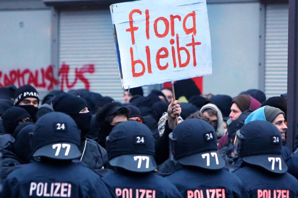 Polizeibeamte und Demonstranten vor dem Kulturzentrum "Rote Flora" im Schanzenviertel.