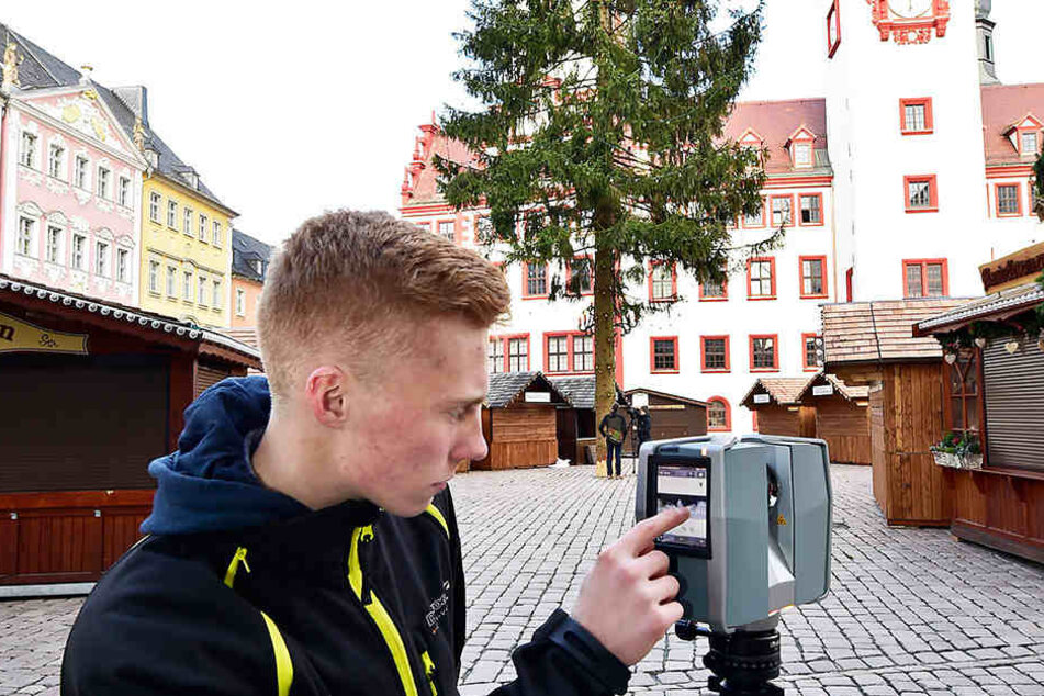 Azubi Toni Wüstenhagen (19) vom Vermessungsbüro Wuttke vermisst den
Chemnitzer Weihnachtsbaum. Der Laserscanner erzeugt eine Datei mit 43 Millionen
Punkten.