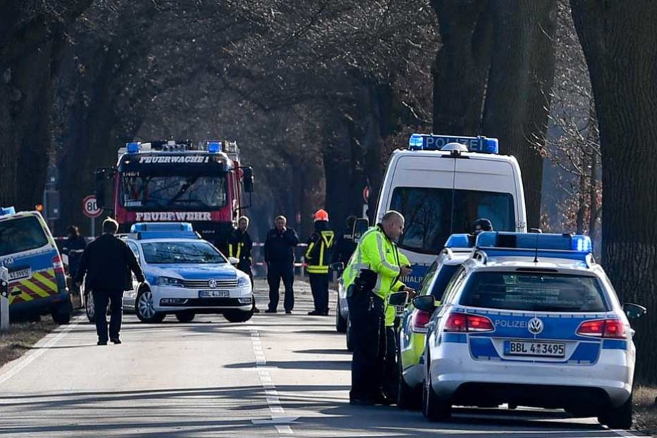 Einsatzkräfte an der Stelle, wo zwei Polizisten tot gefahren wurden.